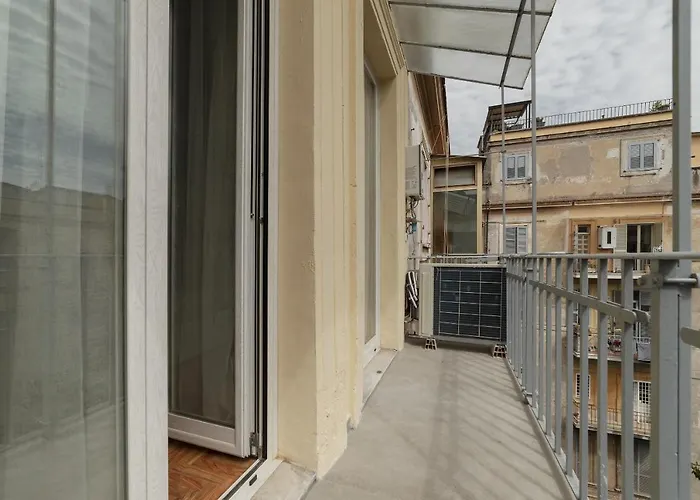 Guesthost - Rione Prati Elegant With Balcony