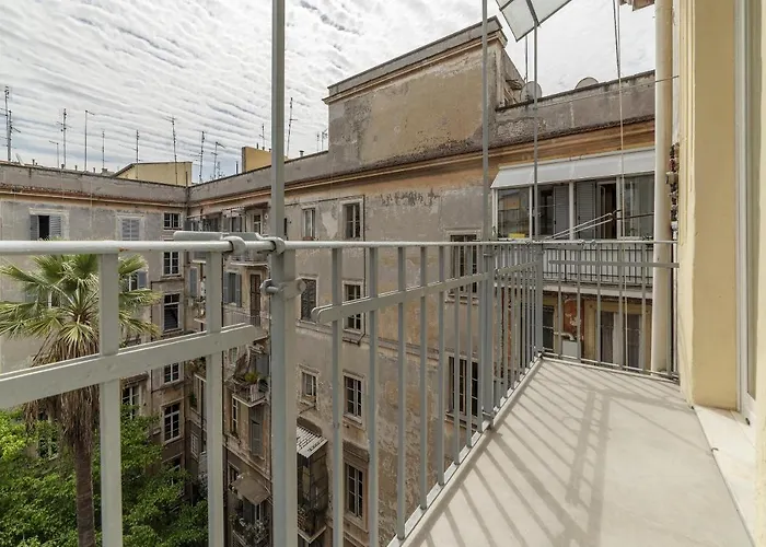 Guesthost - Rione Prati Elegant With Balcony